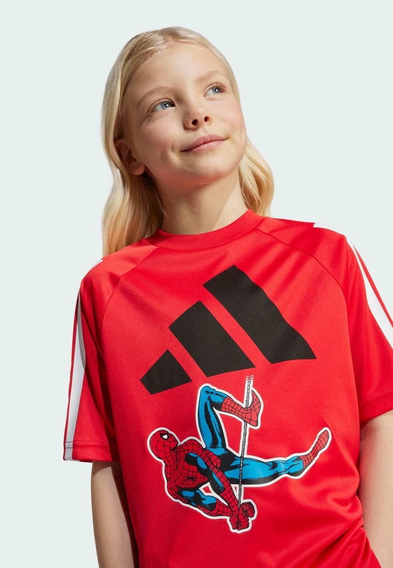 Completo T-shirt con Pantaloncino Avengers da 3 a 7 anni