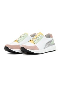 Zapatillas con una mezcla de materiales: cuero blanco, acentos en verde pastel y amarillo, gamuza rosa, detalles en plata y suela de goma negra.