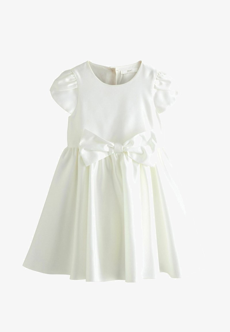 Robe de bébé en satin blanc avec manches courtes bouffantes, grand nœud à l'avant, jupe évasée et encolure ronde.