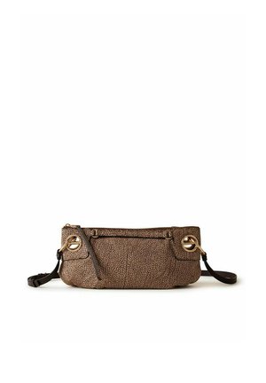 Pochette en cuir marron texturé avec des accents de bagues dorées et une sangle noire amovible sur fond blanc.