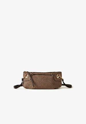 Pochette en cuir marron texturé avec des accents de bagues dorées et une sangle noire amovible sur fond blanc.
