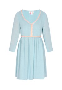 Rochie bleu deschis cu mâneci lungi, decolteu în V și accente brodate colorate de-a lungul gulerului și taliei. Material texturat cu fustă plisată.