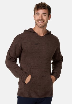 Sudadera con capucha de punto marrón con un patrón texturizado, bolsillo frontal y puños de canalé. Cuenta con una capucha ajustable y un corte relajado.