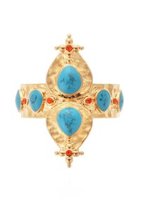 Bague en or ornée de pierres en forme de goutte en turquoise et d'accents rouges. Tige texturée avec finition martelée et détail décoratif en croix.
