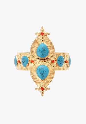 Goldring mit türkisfarbenen Tropfensteinen und roten Akzenten. Texturierter Band mit gehämmertem Finish und dekorativem Kreuzdetail.