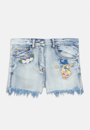 Shorts de mezclilla azul claro con dobladillos deshilachados, flores bordadas en el bolsillo izquierdo y una niña de dibujos animados con el texto "Trilli" en el lado derecho.