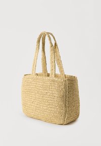 Πλεκτή τσάντα ώμου από άχυρο σε μπεζ με διπλές λαβές, ορθογώνιο σχήμα, υφή στην επιφάνεια και ανοιχτό πάνω μέρος.