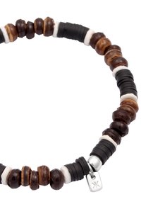 Armband mit braunen Holzkugeln, schwarzen Gummiakzenten und weißen Zwischenperlen. Enthält einen silbernen Verschluss mit einem Logotag.