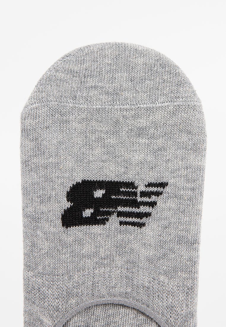 Graue Socke aus strukturiertem Material mit einem schwarzen Logo-Design. Einfache, abgerundete Oberseite ohne sichtbare Nähte oder Muster.
