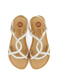 Sandalias de cuero blanco con un diseño de tiras trenzadas, con acentos plateados y una planta de cuero marrón. Hebilla ajustable en el tobillo para un mejor ajuste.