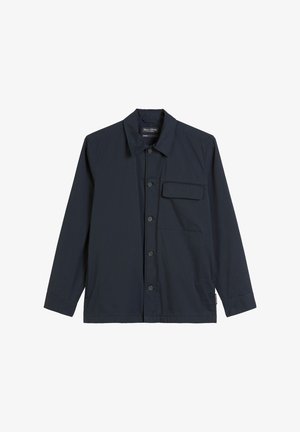 Camicia azzurro navy con maniche lunghe, taschino singolo sul petto e colletto classico. Realizzata in tessuto leggero con una texture liscia.