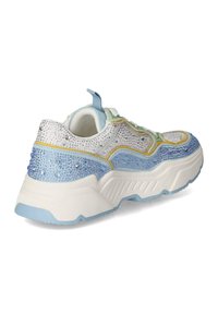 Chunky Sneaker in Weiß, Silber und Blau mit einer funkelnden strukturierten Oberseite, grünen Akzenten und einer auffälligen geriffelten Sohle.