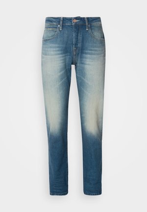 Jeans in denim azzurro chiaro con una finitura sbiadita, cinque tasche, chiusura a bottone, design a gamba dritta e dettagli di cucitura a contrasto.