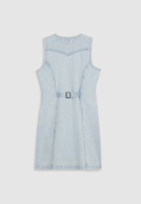 Ljusblå ärmlös denimklänning med spänne bak och synlig sömnad, utlagd platt på en ljusgrå bakgrund.