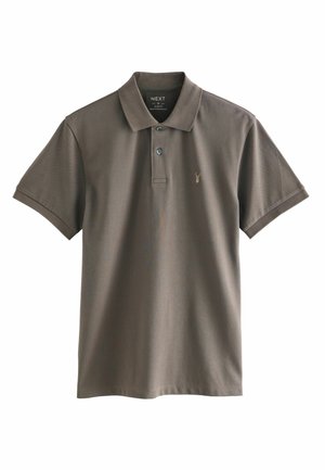 Camisa polo de manga corta marrón con cuello clásico, tapeta de tres botones y un pequeño acento bordado, hecha de suave tela de algodón.