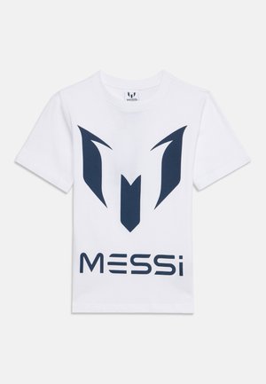 Biele tričko s krátkym rukávom s veľkým tmavomodrým štýlizovaným logom "M" a textom "MESSi" na prednej strane.