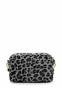 Borsa di stoffa grigia con una stampa leopardata nera, forma rettangolare, chiusura a zip e dettagli in metallo dorato.