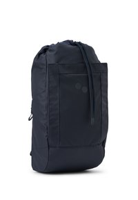 Schwarzer Nylon-Rucksack mit cinchbarem oberen Teil, Fronttasche, zwei runden Hardware-Details und verstellbaren Schultergurten. Strukturierte Oberfläche.