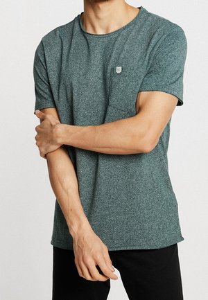 Krótki rękaw, turkusowy melanżowy T-shirt wykonany z miękkiej tkaniny, z okrągłym dekoltem i kieszenią na piersi z małym szczegółem logo.