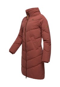 Prošívaný kabát v rezavě červené barvě, s vysokým límcem, dlouhými rukávy, vertikálním prošíváním, dvěma bočními kapsami a předním zapínáním na zip.