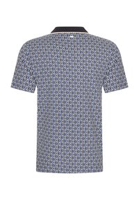 Lyhythihainen polo paita tummansinisellä taustalla, jossa on geometrinen kuvio, joka koostuu keskenään kietoutuvista viivoista sinisessä ja kermanvärisessä. Mallissa on kiinteä kaulus ja teksturoitu kangas.