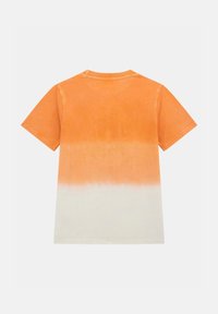Īsa piedurkne T-krekls ar oranža uz balta gradientu. Mīksts kokvilnas materiāls, apaļa kakla izgriezums un brīvs piegriezums. Minimalistiskais dizains, bez grafikas.