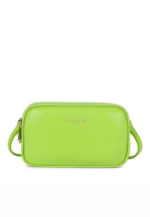 Pochette en cuir vert à bandoulière avec une finition texturée, fermeture zippée sur le dessus et un détail de logo. Petite forme rectangulaire avec une bandoulière amovible.