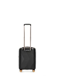 Czarna twarda walizka z żeberkowanym wzorem, dwoma kołami w kolorze złotym oraz wysuwanym uchwytem. Gładka faktura i kompaktowy, prostokątny kształt.