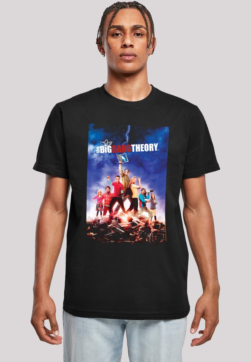 Svart t-skjorte med et levende grafisk trykk fra TV-showet "The Big Bang Theory," med karakterer på et haug med bøker og en blå bakgrunn.