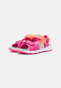 Roze in oranžne športne sandale z nastavljivimi trakovi, teksturiran material, oblazinjen podplat in fleksibilna zasnova za udobje.