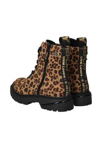 Leopardprint enkelboots in een bruin en zwart kleurenschema, met ritssluiting, zwarte zolen en decoratieve zwarte stoffen riemen met tekst.
