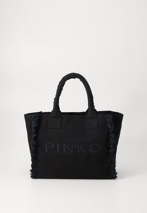 Czarna torba typu tote z dwoma uchwytami, postrzępione krawędzie po bokach i na uchwytach, z wytłoczonym logo "PINKO" na środku przodu.