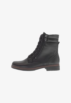 Sorte lær ankle boot med rund tupp, snøring foran, glidelås på siden og sømdetaljer langs sålen. Lav blokkhæl.