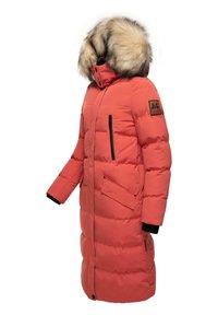 Cea mai lungă geacă puffer de culoare corai, cu glugă trimestată cu blană, două buzunare cu fermoar pe piept și un buzunar mare frontal; manșete ribbate vizibile.