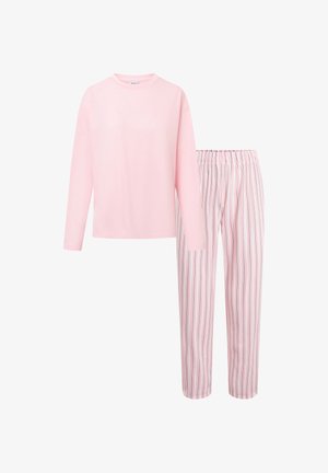 Lys pink langærmet bluse med rund halsudskæring, parret med hvide pyjamasbukser med lodrette multikolorige striber og elastisk talje.