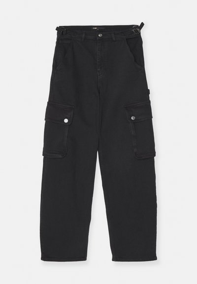 Pantaloni cargo negri din denim, cu două buzunare laterale cu prinderi, talie cu curea și croială lejeră.
