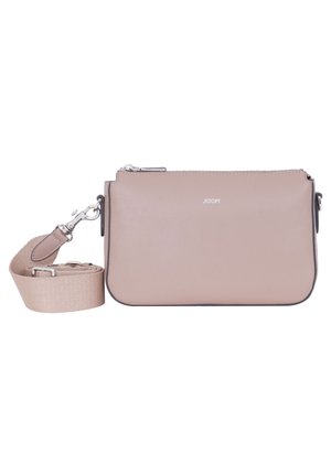 Kleine rechthoekige crossbodytas in blush roze met zilverkleurige rits en afneembare brede stoffen band, aan de voorkant gebrandmerkt met "JOOP!".