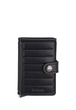 Schwarze Lederbrieftasche mit horizontalen Rillen, Druckknopfverschluss und eingeprägtem Markennamen "Secrid" auf der Vorderseite.