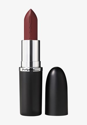 Rouge à lèvres MAC rouge foncé avec boîtier noir et argenté, bouchon retiré et placé à côté du tube, sur fond blanc uni.