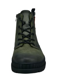 Bottines en cuir vert avec semelle en caoutchouc noir, à lacets et fermeture éclair sur le côté. Présente un dessus texturé et des accents contrastants.