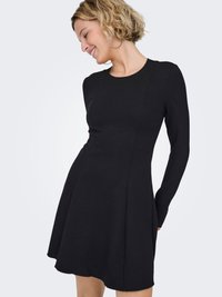 Robe noire à manches longues avec un col rond, une jupe évasée et un corsage ajusté. Tissu lisse avec des détails de coutures subtils.