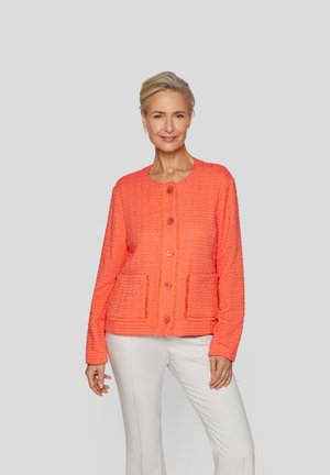 Korallenfarbener Cardigan mit Struktur, langen Ärmeln, Rundhalsausschnitt, durchgehender Knopfleiste und zwei vorderen Taschen. Glatte Stoffoberfläche.