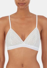 Biała braletka z trójkątnymi miseczkami, koronkową teksturą, falbankowymi brzegami i gładką elastyczną taśmą dla wsparcia. Regulowane cienkie ramiączka.