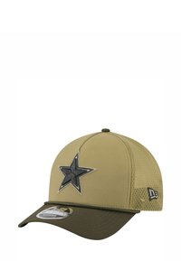 Casquette de baseball beige avec une étoile noire brodée, des panneaux latéraux en mesh, et une visière vert foncé. Visière incurvée et sangle ajustable à l'arrière.