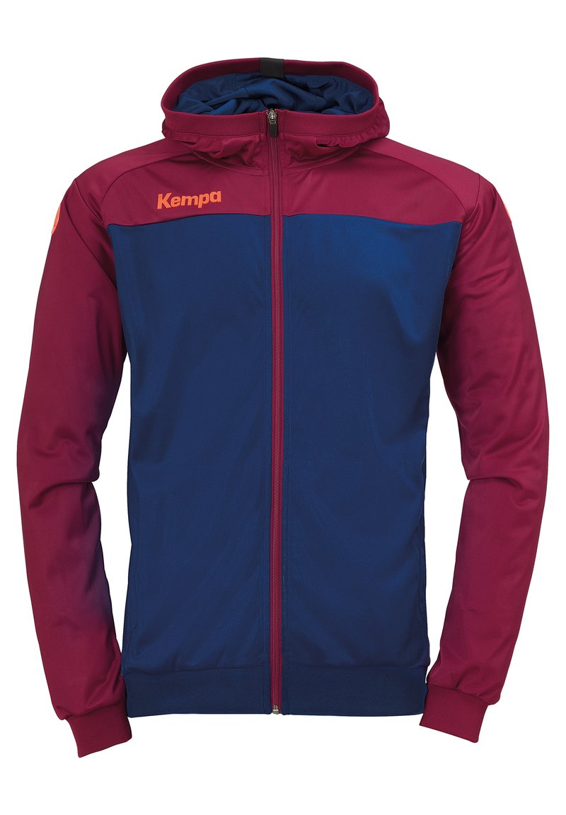 Veste de sport à capuche avec un corps bleu et des manches bordeaux, fermeture éclair à l'avant et logo orange sur la poitrine. Tissu lisse, coupe athlétique.