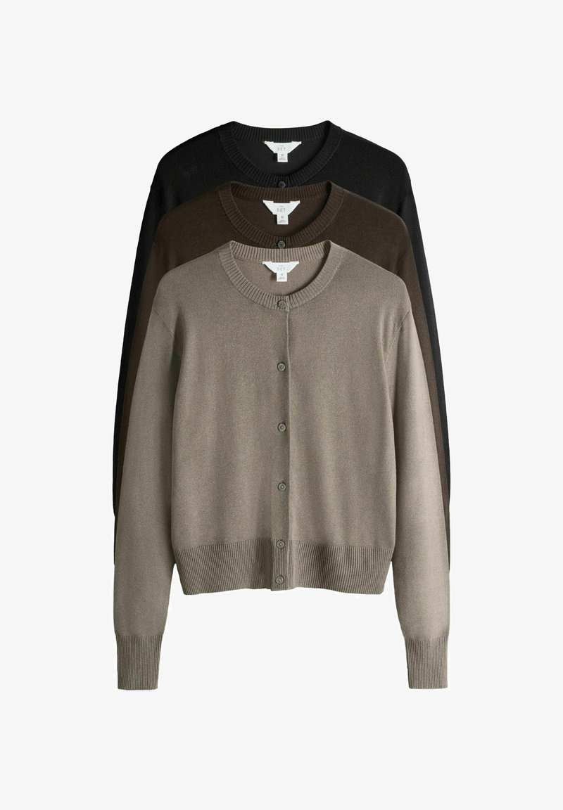 Tre cardigan lavorati a maglia con bottoni impilati, nei colori beige, marrone scuro e nero, con polsini e orli a coste.