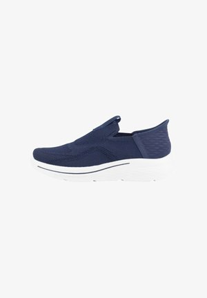 Zapatos de lona azul marino tipo slip-on con parte superior de malla y suela blanca acolchada. Cuenta con paneles laterales elásticos y talón texturizado para un ajuste seguro.