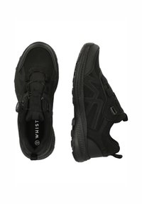 Mustat urheilukengät, joissa on pehmustettu kaulus, nyöritysjärjestelmä, teksturoitu pinta ja kestävä kumipohja, jossa on pitoura.