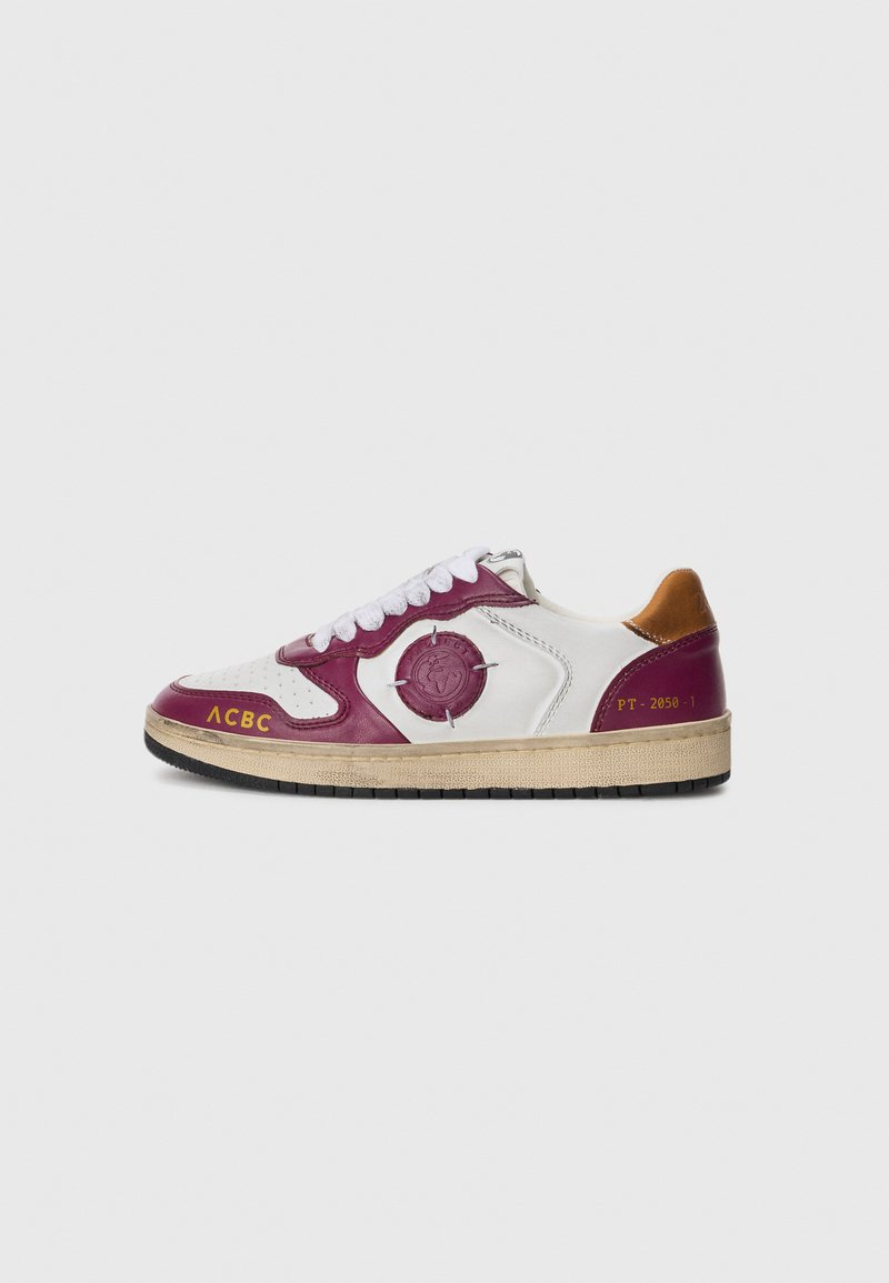 Sneakers con pelle bianca, dettagli in bordeaux, logo rotondo, linguetta beige e suola in gomma nera, con testo di branding giallo.