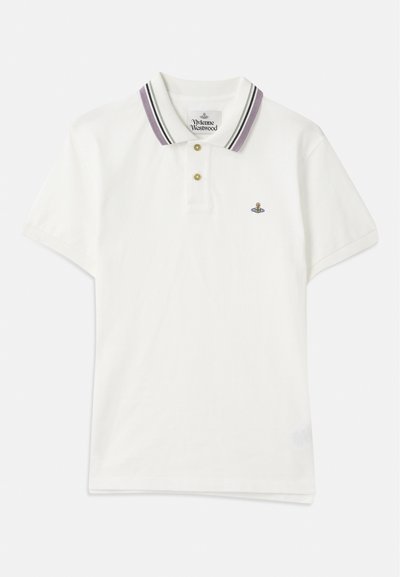 Hvit polo-skjorte laget av bomull med en to-knapps placket, krage med lilla og sorte striper, og en liten brodert logo på brystet.